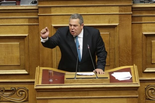 Ο Καμμένος έβγαλε selfie σε ακατοίκητο νησί του Αιγαίου με φόντο στρατιωτικό ελικόπτερο (εικόνα)